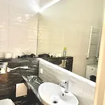 شقة Old Town Elegance Retreat